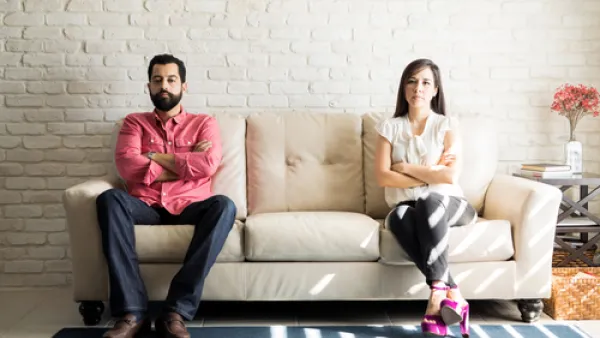 هناك بعض الرجال الذين لا يسمحون للزوجات بأخذ أوقات خاصة بهن (shutterstock.com)