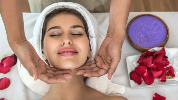 قومي بتدليك وجهك بحركات دائرية أكثر من مرة خلال اليوم (shutterstock.com)