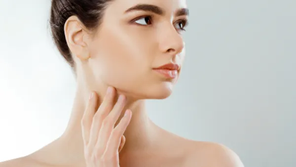 كائن طفيلي يعيش في وجهك.. تعرف عليه (shutterstock.com)
