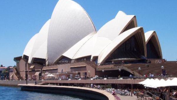 إصابة 4 أشخاص في سيدني بعد إطلاق الشرطة النار على رجل يحمل سكينا