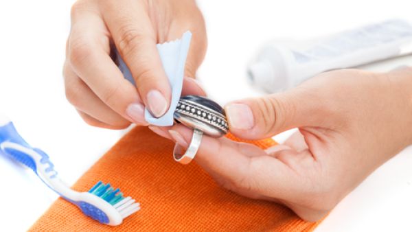 الخواتم تعدّ من أكثر الحلي عرضةَ للخدش، والرطوبة، والغبار