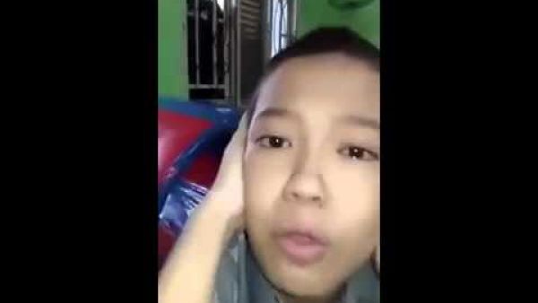  الطفل لا يعرف عن الإسلام شيئًا ولكنه يسمع الأذان في التلفزيون - يوتيوب