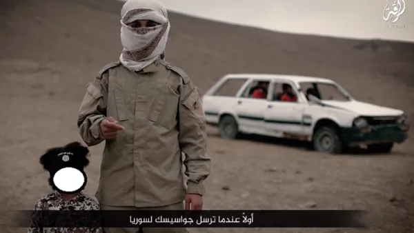 قال التنظيم إن الطفل هو نجل أحد عناصره الذين قضوا بقصف للتحالف الدولي - يوتيوب