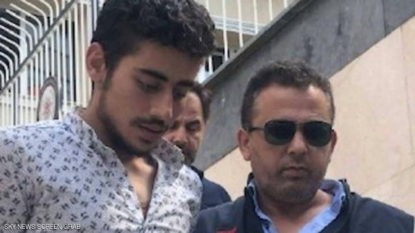 لحظة اعتقال الشاب السوري