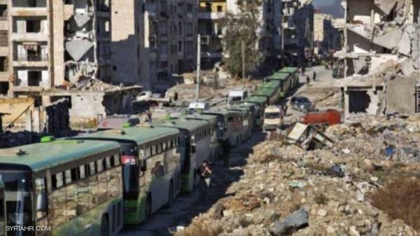 وصول قافلة من مخيم اليرموك إلى إدلب شمالي سوريا
