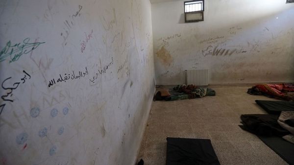 المرضى في السجون يطرحون أرضا ويشدون من شعرهم أثناء إنزالهم من الدرج 