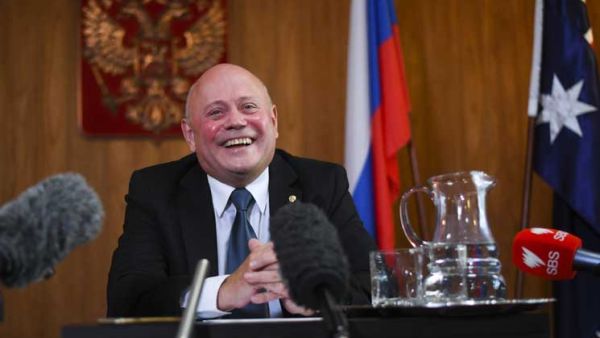 سفير روسي يحذر من "حرب باردة" إذا استمرت الحملة ضد موسكو