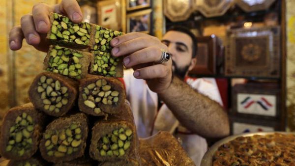 الفستق لا يغيب عن حلويات الشام

الفستق لا يغيب عن حلويات الشام 
