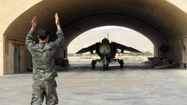 مصادر عسكرية سورية تنفي تعرض قاعدة الشعيرات لقصف صاروخي
