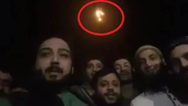 مقاتلو "حركة نور الدين زنكي" وقنابل الفوسفور تتساقط من خلفهم - يوتيوب