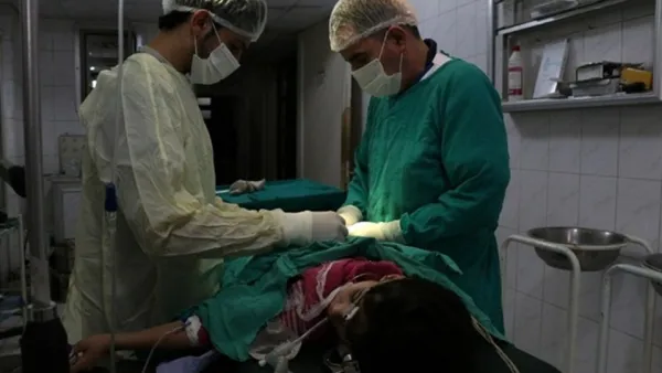 يعمل الأطباء بالمناطق المحررة في ظروف صعبة لكنهم متمسكون ببقائهم في البلاد - أرشيف