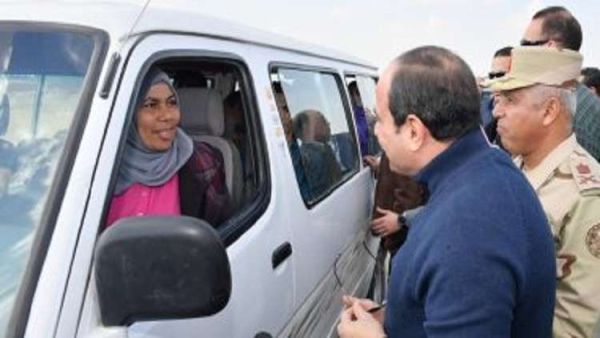 السيسي يجبر بخاطر سائقة "ميكروباص" بهذه الطريقة!