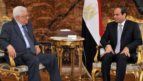 Egypt's President Abdel-Fattah el-Sissi (R) meets with Palestinian Authority President Mahmoud Abbas (L) in Cairo, Egypt. (AFP/File Photo)