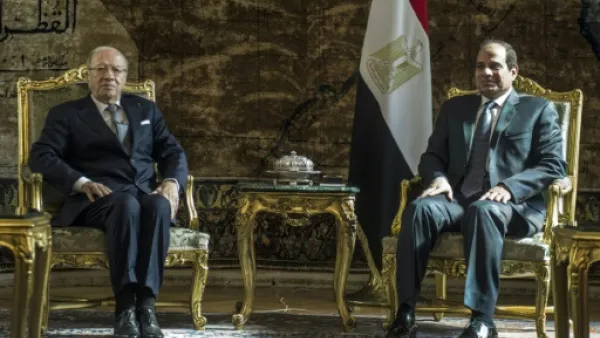 الرئيسان المصري عبد الفتاح السيسي (يمين) والتونسي الباجي قائد السبسي 