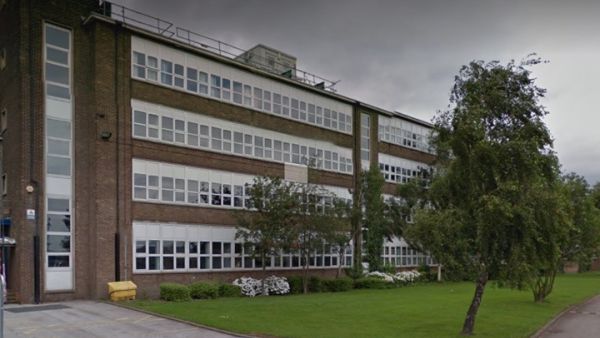 اتهمت المدرسة بعد اتخاذ إجراءات رغم الاعتداء والمضايقات المتكررة بدافع الكراهية