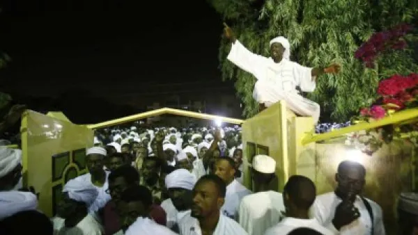 آلاف السودانيين يتوافدون على منزل الترابي لتشييعه