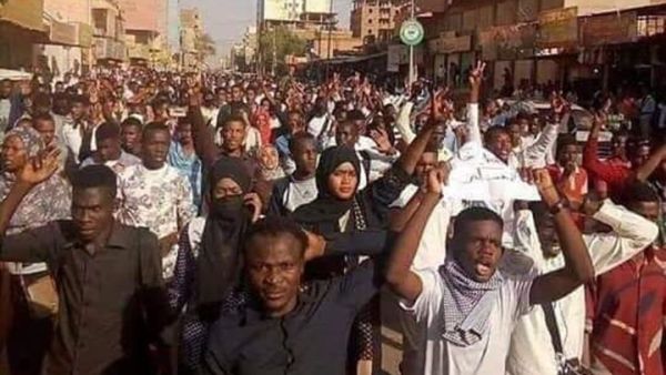 دعوات للاعتصام بـ23 ميدانا بالسودان والبشير يتوجه للقاهرة
