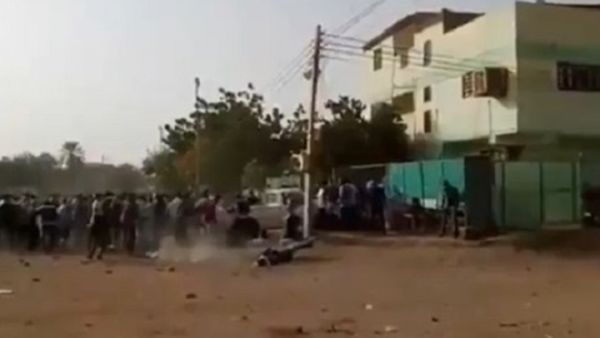 عناصر الأمن أقدموا على ضرب رب أسرة أمام عائلة "بصورة وحشية" بواسطة البنادق والعصي