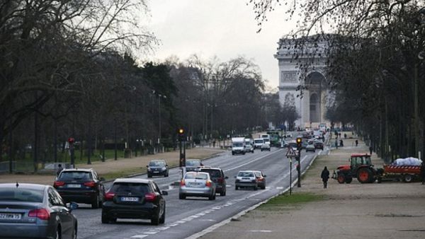 أميرة سعودية تجبر رجلا فرنسيا على تقبيل قدمها
