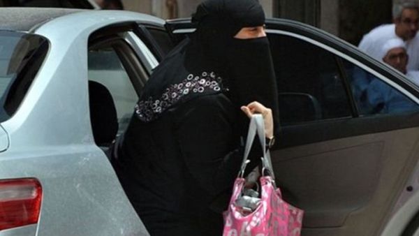 لا يوجد في المملكة قانون يمنع بالحرف المرأة من قيادة السيارات لا يوجد في المملكة قانون يمنع بالحرف المرأة من قيادة السيارات
