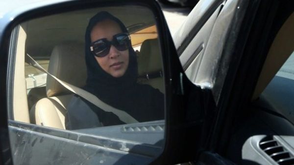 أشادت منال الشريف بـ"القيادة الجديدة" لبلادها، ووصفتها بـ"الشابة والشجاعة" 
