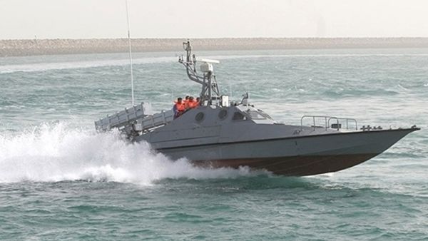 الحرس الثوري الإيراني يوقف زورقا سعوديا ويعتقل طاقمه
