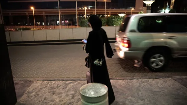 السجن والجلد لشاب سعودي تنكر بزي امرأة أثناء القيادة
