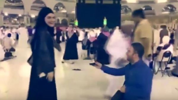 ركوع شاب ليطلب يد فتاة امام الكعبة