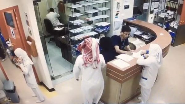 بدا الدم على الأرض تحت الموظف الذي تم إنقاذه من بين يدي المعتدي 