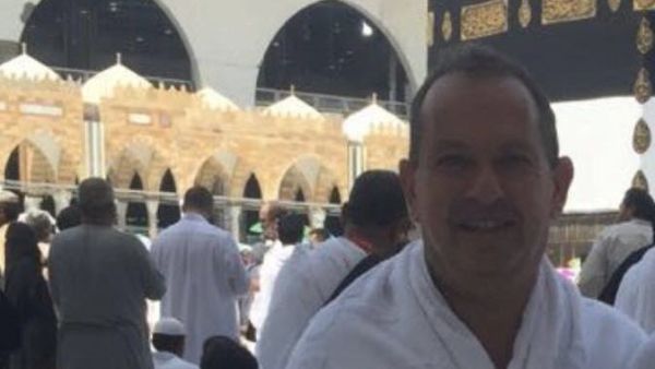 سايمون كوليز وهو يؤدي مناسك الحج
