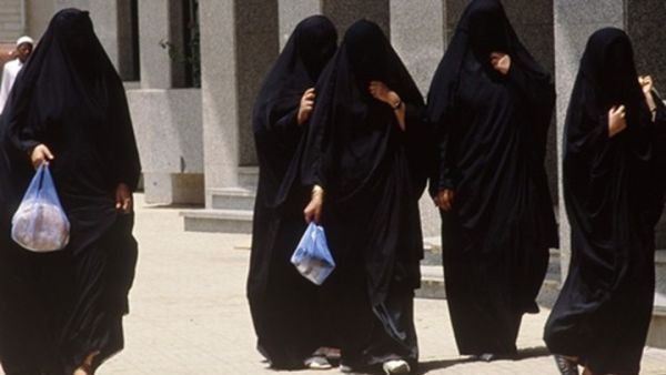 غضب من كاتب سعودي وصف نساء بلده بـ"أكياس الفحم"