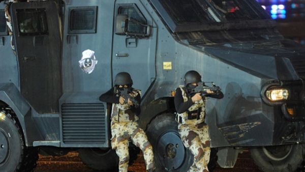 مئات يفرون من بلدة سعودية وسط اشتباكات بين الشرطة ومسلحين
