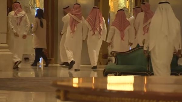  95 بالمئة من الموجودين في الفندق على استعداد لعقد اتفاقات وإعادة أموال طائلة 