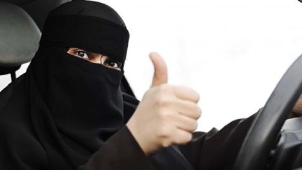 يتوقع أن يكون لقرار السماح للمرأة بالقيادة تأثيرات اجتماعية واقتصادية في المجتمع السعودي 