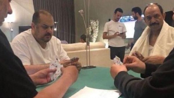 جدل بعد لعب أميرين سعوديين ومطرب شهير "البلوت" 