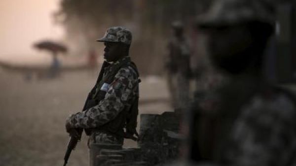 جنود يقفون على أهبة الاستعداد على شاطئ بعد هجوم في جراند بسام بساحل العاج 
