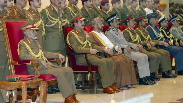 السلطان قابوس يحضر عرضا عسكريا