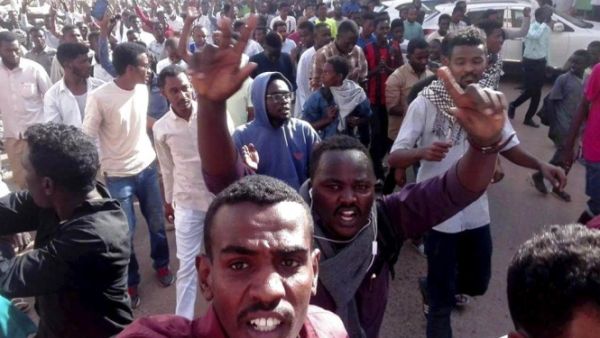 تجمع المهنيين السودانيين والمعارضة يسيرون 24 موكباً للشهداء الثلاثاء