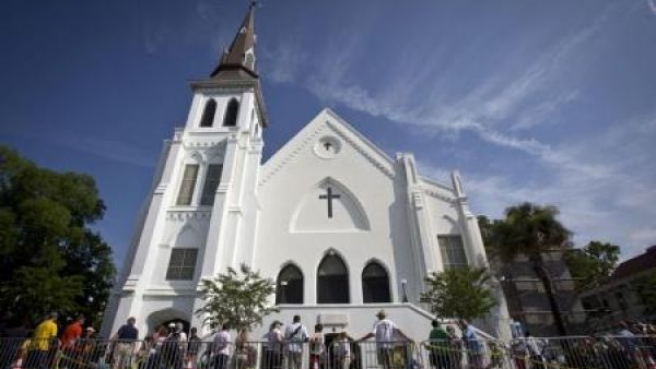 أناس يتجمعون امام كنيسة كنيسة ايمانويل الأسقفية الميثودية للأفارقة في تشارلستون بولاية ساوث كارولاينا الامريكية
