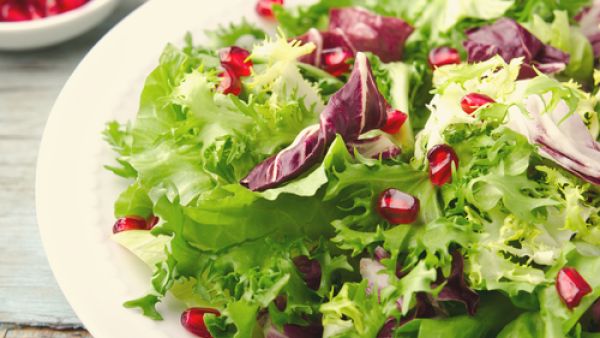 سلطة السبانخ الغنية بالحديد