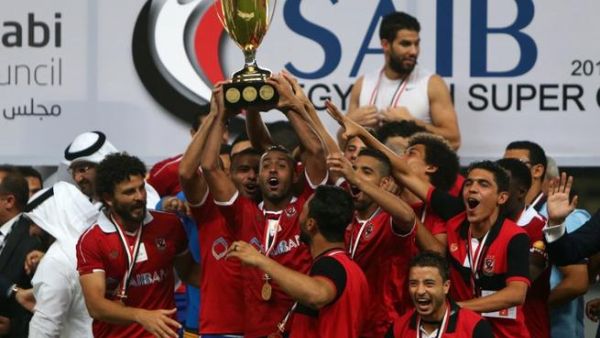 لاعبو الأهلي يحتفلون بكأس السوبر المصري