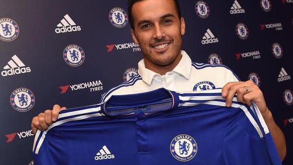 بيدرو يرفع قميص تشلسي