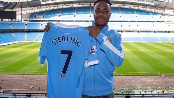 ستيرلينغ يعرض قميصه مع مانشستر سيتي