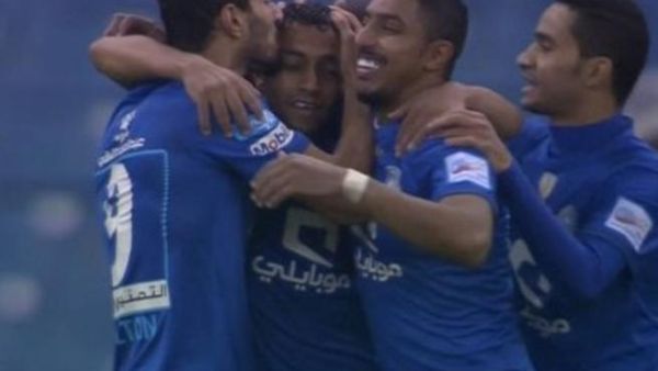 لاعبو الهلال يحتفلون بهدف كارلوس إدواردو