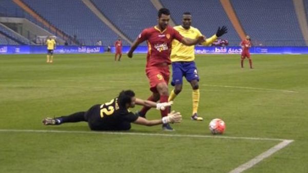 لقطة أثارت الجدل خلال اللقاء