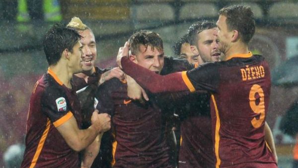 لاعبو روما يحتفلون بالهدف الأول