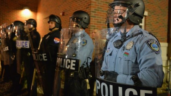 صدامات في سانت لويس الاميركية عقب مقتل شاب اسود برصاص الشرطة 
