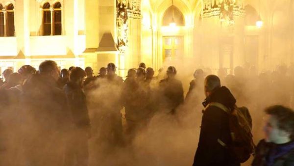 سمحت هذه الاحتجاجات بجمع كلّ أطياف المعارضة، في حالة نادرة من نوعها