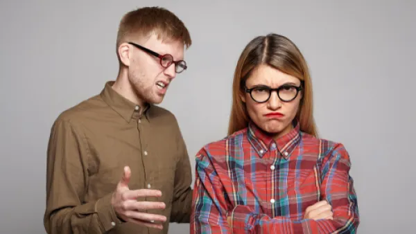 عند التعامل مع الزوجة العنيدة يجب مدحها لتشعر بالرضا التام عن نفسها

