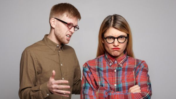 عند التعامل مع الزوجة العنيدة يجب مدحها لتشعر بالرضا التام عن نفسها

